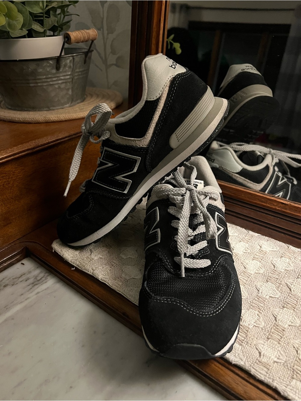 NEW BALANCE Classic 574 Casual Athleisure Sneakers Black White Grey Wms Size 5